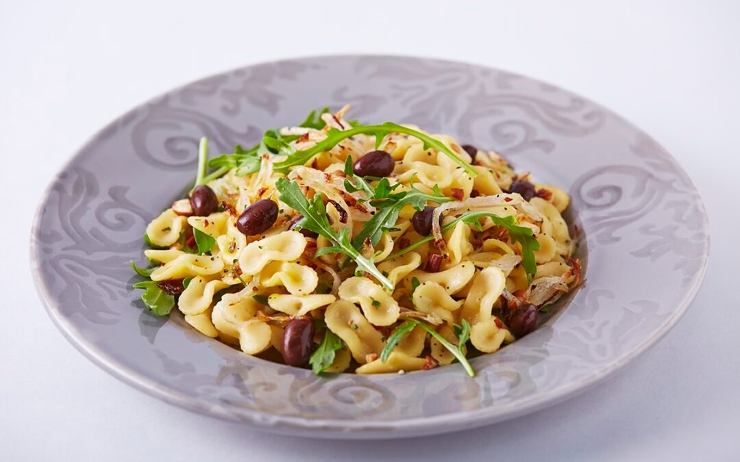 Bun with arugula, walnuts and black beans