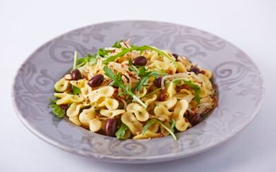 Bun with arugula, walnuts and black beans